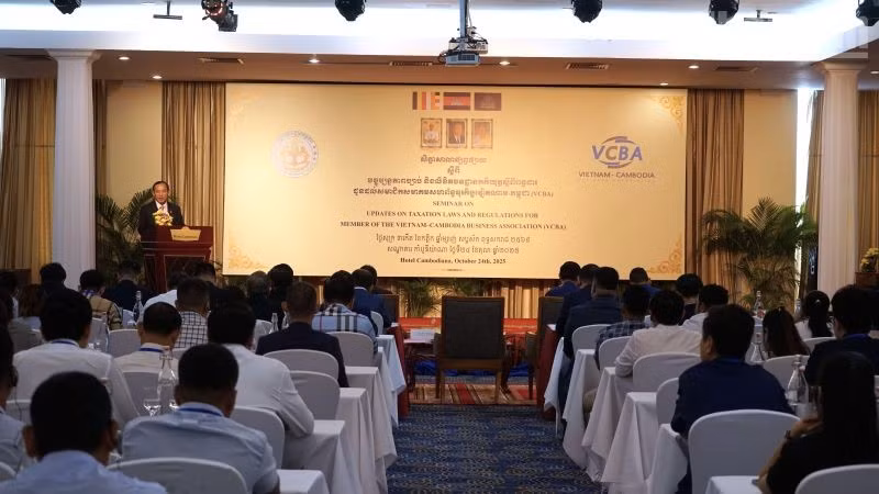 Hội thảo “Cập nhật luật và văn bản quy phạm pháp luật về thuế và nghĩa vụ thuế đến các hội viên Hiệp hội Doanh nghiệp Việt Nam-Campuchia (VCBA). (Ảnh: ĐINH TRƯỜNG)
