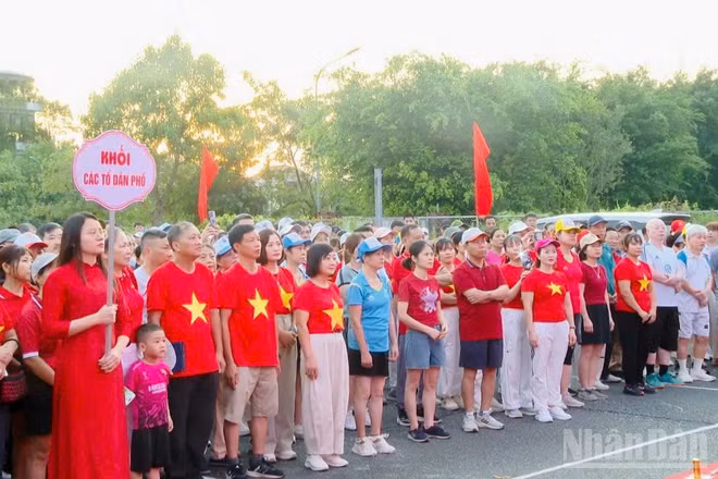 Cán bộ, nhân dân phường Nông Trang tham gia Chương trình đi bộ “Cùng Việt Nam tiến bước”.