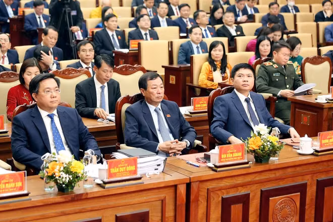 Các đại biểu tham dự phiên họp Hội đồng nhân dân tỉnh.