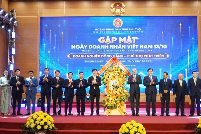 Các đồng chí lãnh đạo tỉnh Phú Thọ chúc mừng doanh nghiệp, doanh nhân. (Ảnh: HÀ HỒNG HÀ)