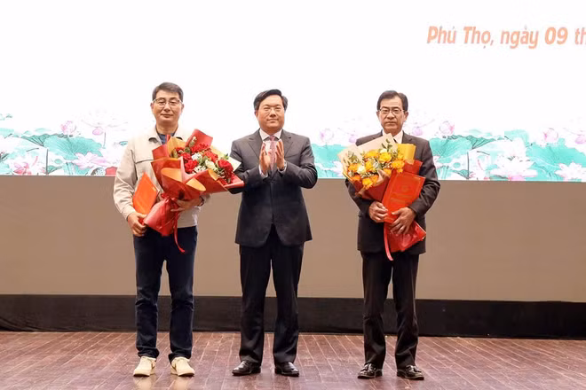 Chủ tịch Ủy ban nhân dân tỉnh Trần Duy Đông trao giấy chứng nhận đăng ký đầu tư cho 2 dự án điện tử, bán dẫn.