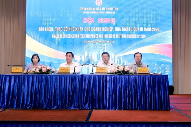Các đồng chí lãnh đạo Ủy ban nhân dân tỉnh chủ trì buổi đối thoại. (Ảnh: Hà Hồng Hà)