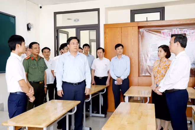 Chủ tịch Ủy ban nhân dân tỉnh Trần Duy Đông kiểm tra công tác chuẩn bị tại điểm thi trung học phổ thông chuyên Hùng Vương.