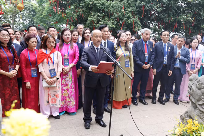 Đoàn kiều bào tiêu biểu báo cáo trước Điện Kính Thiên.
