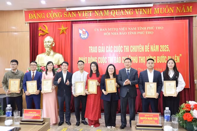 Chủ tịch Hội Nhà báo tỉnh Phú Thọ trao giải A cuộc thi “Vĩnh Phúc chung sức xây dựng nông thôn mới”.