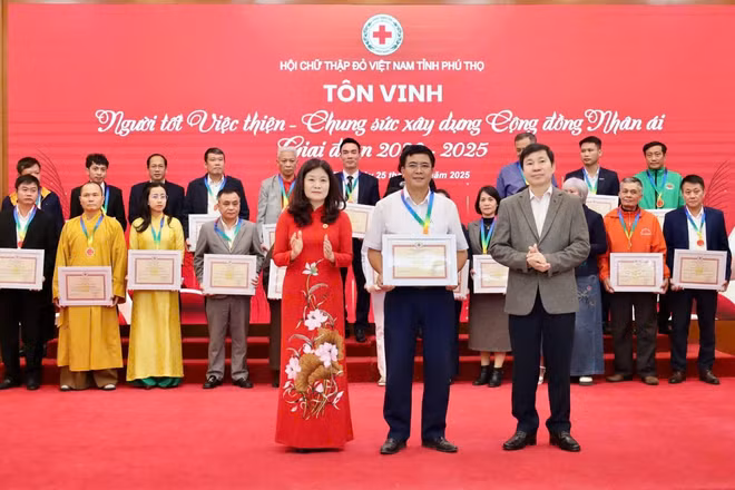 Trao tặng danh hiệu Tình nguyện viên Chữ thập đỏ tiêu biểu toàn quốc.