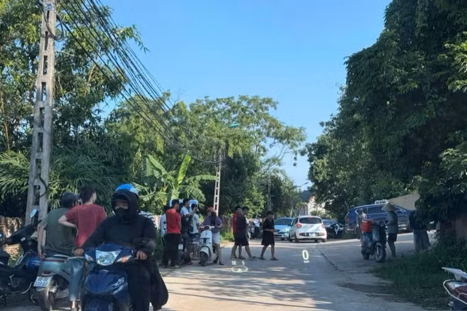 Nhiều người dân tụ tập tại cổng chùa Bầu chiều 11/8. (Ảnh: HÀ HỒNG HÀ)