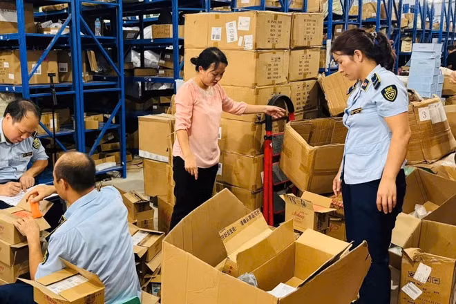Lực lượng quản lý thị trường phối hợp Công an tỉnh kiểm tra hàng hóa kinh doanh trên môi trường thương mại điện tử. (Ảnh do Quản lý thị trường cung cấp)