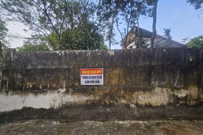 Biển cảnh báo nguy hiểm tại trường trung học phổ thông Liễn Sơn.