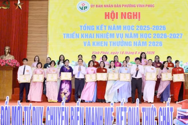 Lãnh đạo Sở Giáo dục-Đào tạo và phường Vĩnh Phúc chúc mừng các giáo viên dạy giỏi.