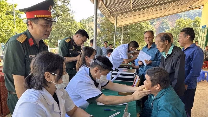 Bác sĩ khám bệnh, tư vấn điều trị cho người dân bản Háng Pù Xi, xã Xa Dung. (Ảnh: ĐỨC HẠNH)