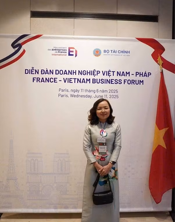 Nữ doanh nhân Hồ Hồng, ECO-HHB tại Diễn đàn Kinh tế Việt–Pháp được tổ chức tại Paris.
