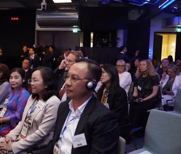 Doanh nhân Hồ Hồng cùng các đại biểu tại sự kiện đối thoại cấp cao ở Stockholm–Thụy Điển.