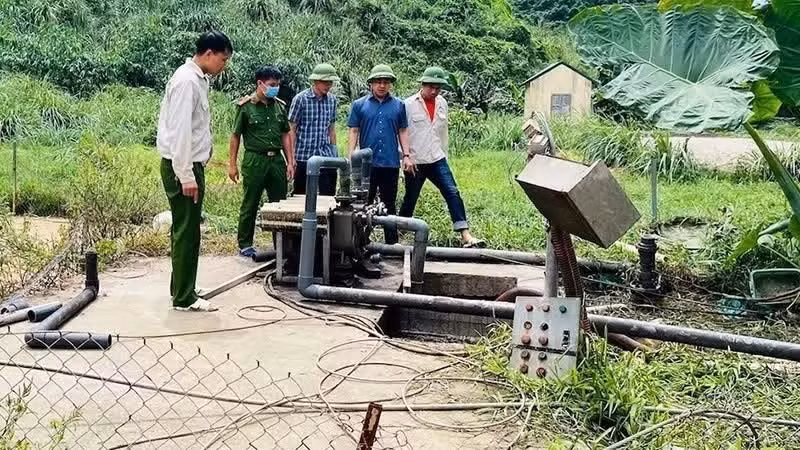 Lực lượng chức năng kiểm tra hiện trường khu vực xảy ra tai nạn lao động tại trang trại chăn nuôi của Công ty trách nhiệm hữu hạn Dabaco Thanh Hóa. (Ảnh: MAI LUẬN)