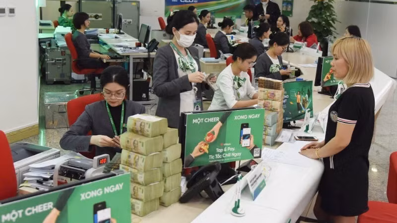 Giao dịch khách hàng tại chi nhánh ngân hàng VPBank. (Ảnh: KHÁNH AN)