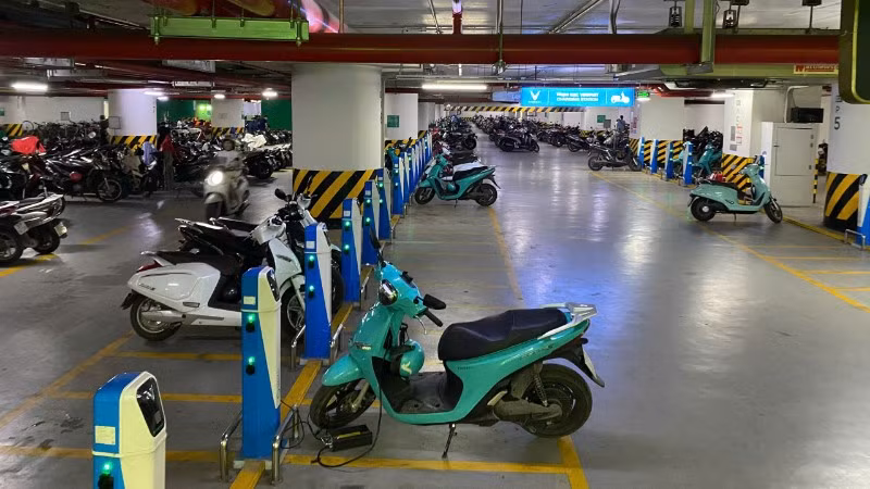 Khu vực riêng đặt trụ sạc xe máy điện và ô-tô điện ở hầm để xe của chung cư Liễu Giai Tower, Hà Nội. (Ảnh: THẾ BẰNG)