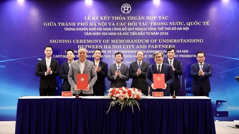 Lãnh đạo Ủy ban nhân dân thành phố Hà Nội và Tập đoàn Công nghệ CMC ký kết bản ghi nhớ hợp tác giai đoạn 2026-2030, thúc đẩy chuyển đổi số, chuyển đổi AI và đổi mới sáng tạo. 