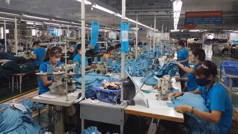 May hàng xuất khẩu tại Nhà máy may Hanosimex Ðồng Văn. (Ảnh: MINH ĐỨC-TRỊNH BÌNH)