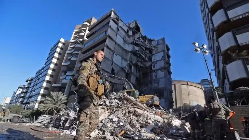 Tòa nhà bị phá hủy sau các đợt không kích của Israel xuống Beirut, Liban. (Ảnh: THX/TTXVN)
