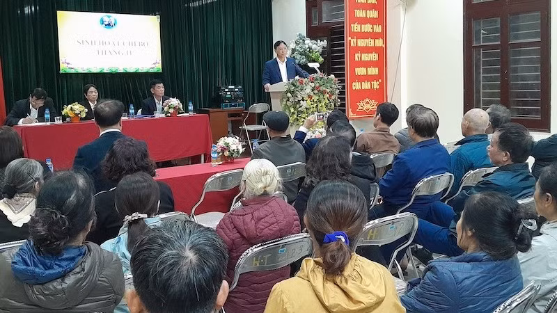 Bí thư Đảng ủy phường Long Biên Nguyễn Mạnh Hà phát biểu tại buổi sinh hoạt chi bộ tổ dân phố 30.