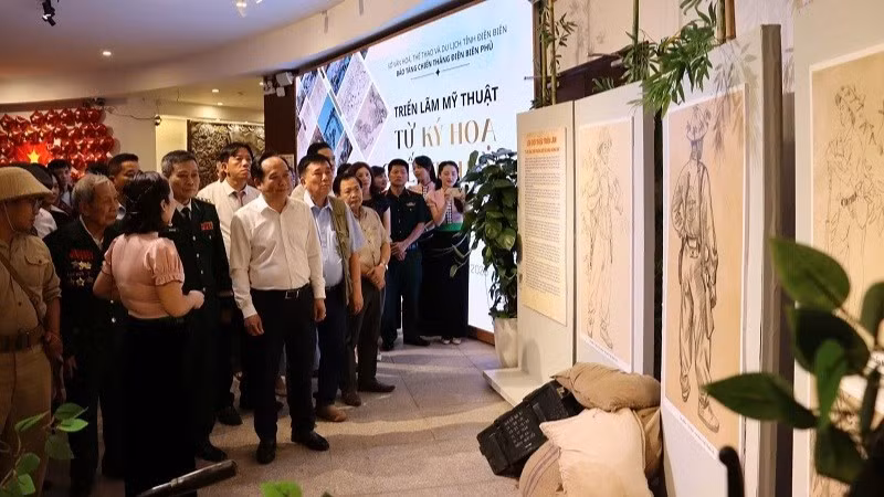 Các đồng chí lãnh đạo tỉnh cùng đông đảo cựu chiến binh, chiến sĩ Điện Biên tham quan triển lãm "Từ ký họa chiến trường đến sắc màu đương đại".