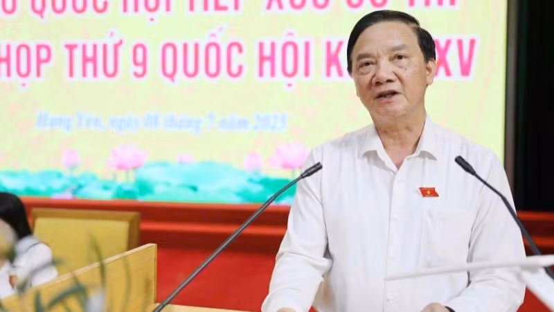 Phó Chủ tịch Quốc hội Nguyễn Khắc Định phát biểu tại buổi tiếp xúc cử tri tỉnh Hưng Yên.