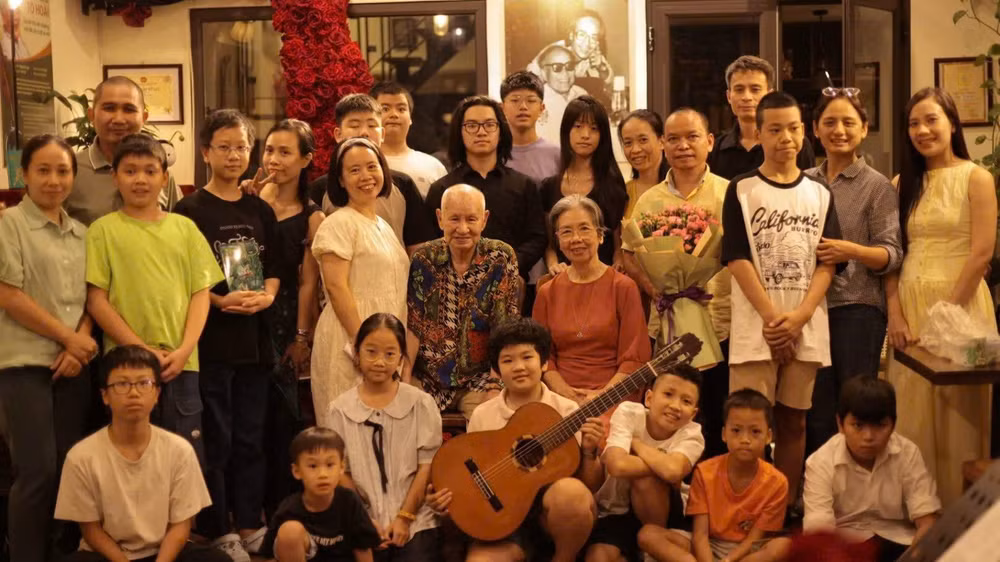Các em thiếu nhi được tiếp cận tác phẩm văn học, âm nhạc tại Không gian lưu niệm nhà văn Tô Hoài.