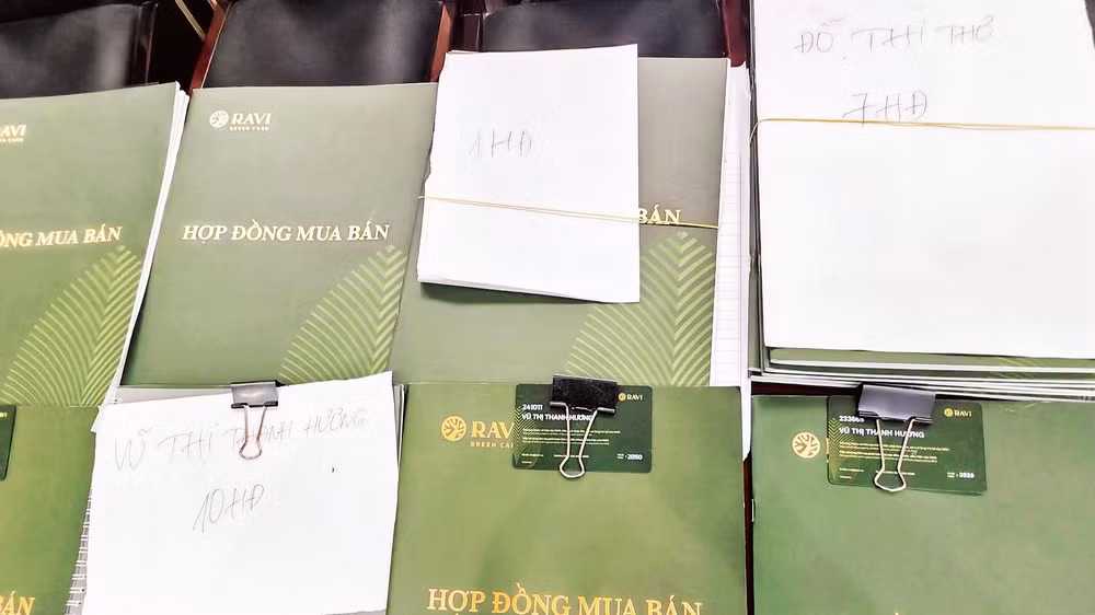 Các hợp đồng mua bán kỳ nghỉ của Công ty Ravi - một trong 27 doanh nghiệp bị khởi tố.(Ảnh do cơ quan Công an cung cấp)