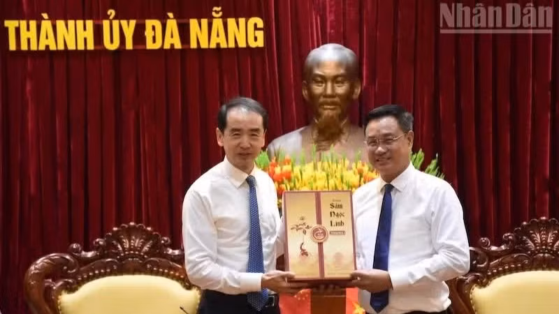 Bí thư Thành ủy Đà Nẵng gửi tặng Đại sứ Hà Vĩ món quà thể hiện sự trân trọng của thành phố, đồng thời gửi gắm mong muốn tình hữu nghị và hợp tác giữa hai bên sẽ tiếp tục phát triển lâu dài, bền vững.