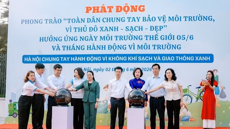 Các đại biểu thực hiện nghi thức phát động phong trào thi đua “Toàn dân chung tay bảo vệ môi trường, vì Thủ đô xanh-sạch-đẹp”. (Ảnh BTC)
