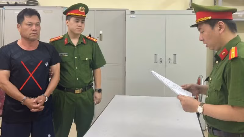 Cơ quan Cảnh sát điều tra, Công an tỉnh Sơn La thi hành các lệnh tố tụng đối với đối tượng Dương Đức Thắng.