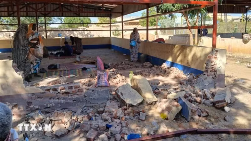 Một bệnh viện bị hư hại sau cuộc giao tranh giữa Các lực lượng vũ trang Sudan (SAF) và Lực lượng Hỗ trợ Nhanh (RSF) bán quân sự tại thành phố El Fasher, bang Bắc Darfur. (Ảnh: THX/TTXVN)