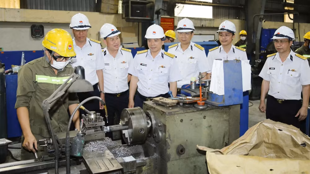 Lãnh đạo Binh đoàn 20 kiểm tra an toàn tại Công ty cổ phần Dịch vụ kỹ thuật Tân Cảng.