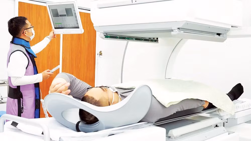 Tầm soát phát hiện bệnh sớm tại Trung tâm Ung bướu Bệnh viện Bạch Mai. (Ảnh THẾ ANH)