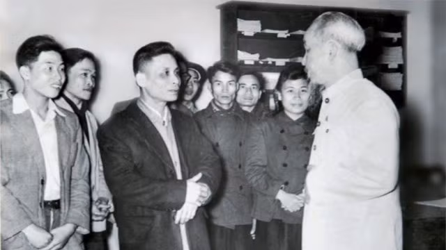 Bác Hồ thăm và chúc Tết cán bộ phóng viên Báo Nhân Dân năm 1957. (Ảnh: Tư liệu)