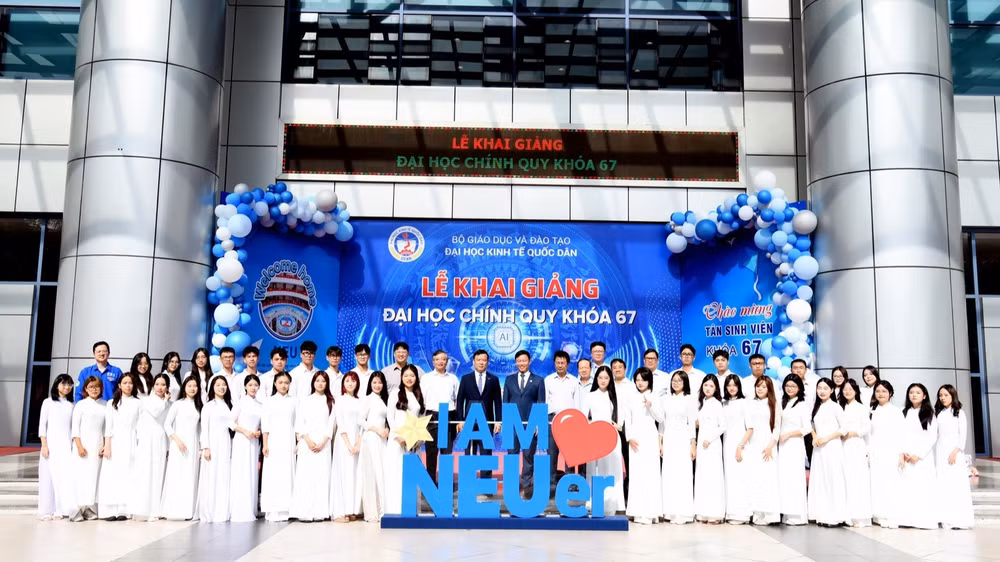 Buổi Lễ khai giảng và chào đón tân sinh viên diễn ra trang trọng, ý nghĩa.