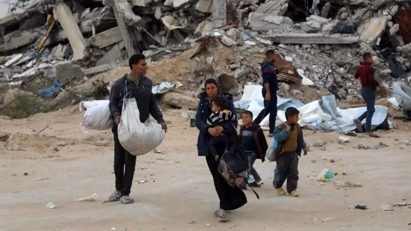 Người dân sơ tán tránh xung đột tại thị trấn Beit Lahia, Dải Gaza. (Ảnh: THX/TTXVN)