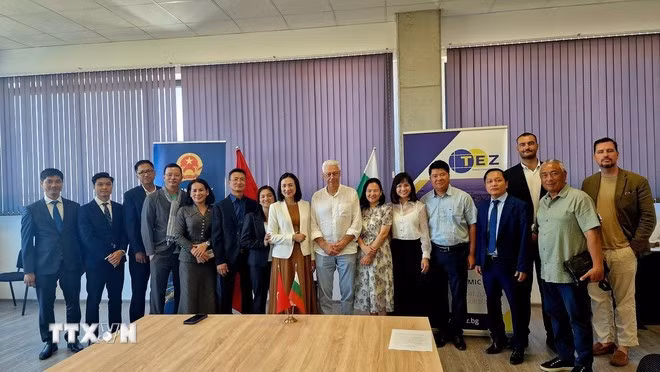 Đại sứ Nguyễn Thị Minh Nguyệt chụp ảnh lưu niệm cùng các đại biểu tại trụ sở Khu kinh tế Trakia (TEZ), thành phố Plovdiv, Bulgaria. (Ảnh: TTXVN)
