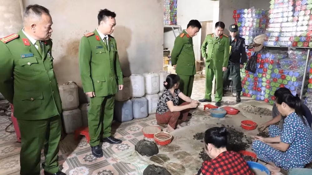 Phòng Cảnh sát Kinh tế Công an Hà Tĩnh triệt phá chuyên án “sản xuất, buôn bán thuốc đông y cổ truyền giả” tại hai xã Đức Minh và Can Lộc. (Ảnh: CÔNG AN TỈNH HÀ TĨNH)