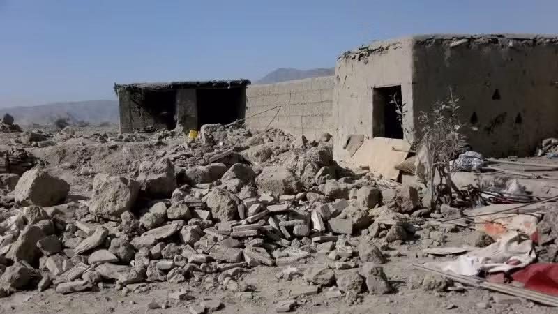 Cảnh đổ nát sau một cuộc không kích tại Nangarhar, Afghanistan. (Ảnh: THX/TTXVN)