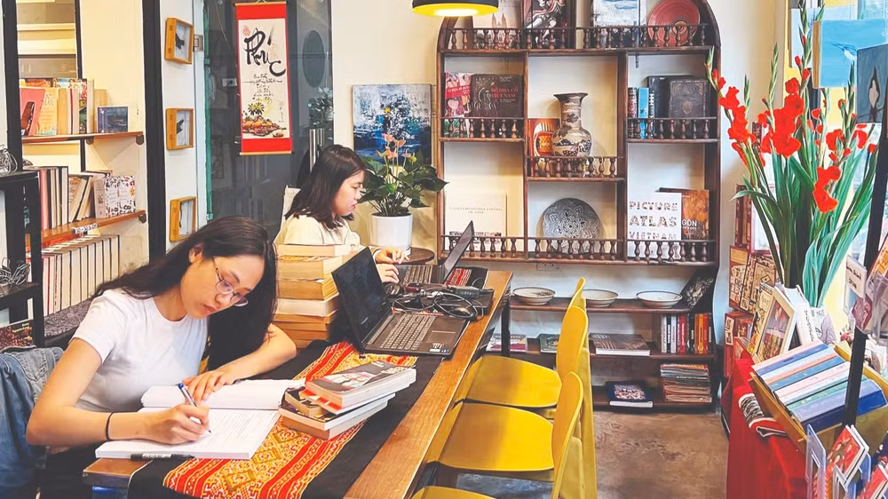 Nhiều bạn đọc Việt Nam cũng đến Bookworm Hanoi để tìm kiếm sách ngoại văn.