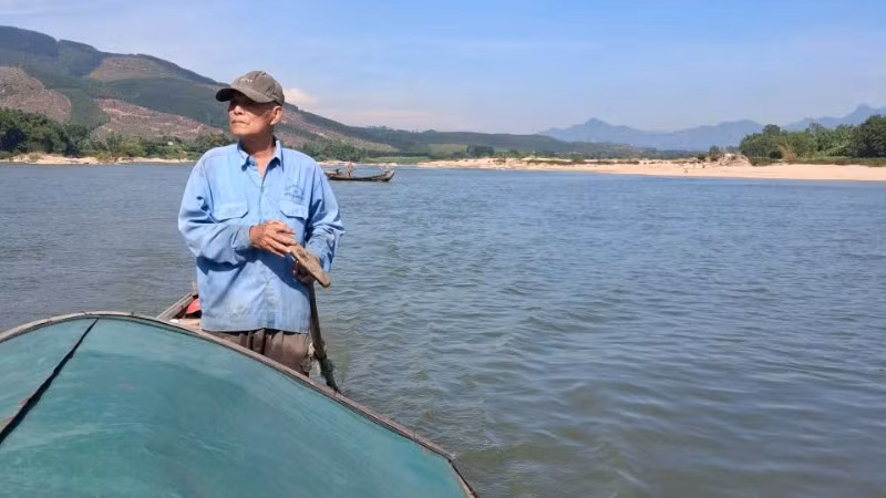 Tìm kiếm thi thể 3 trẻ bị đuối nước tử vong trên sông Trà Khúc.