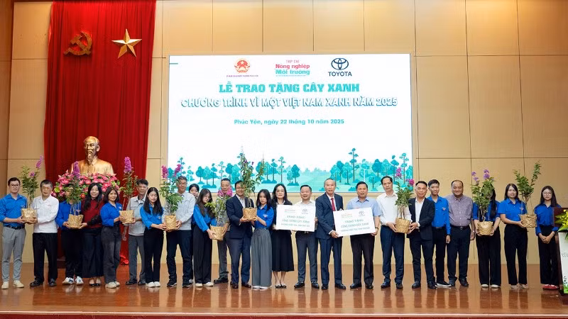 Đại biểu tặng cây cho nhân dân phường Phúc Yên và Xuân Hòa.
