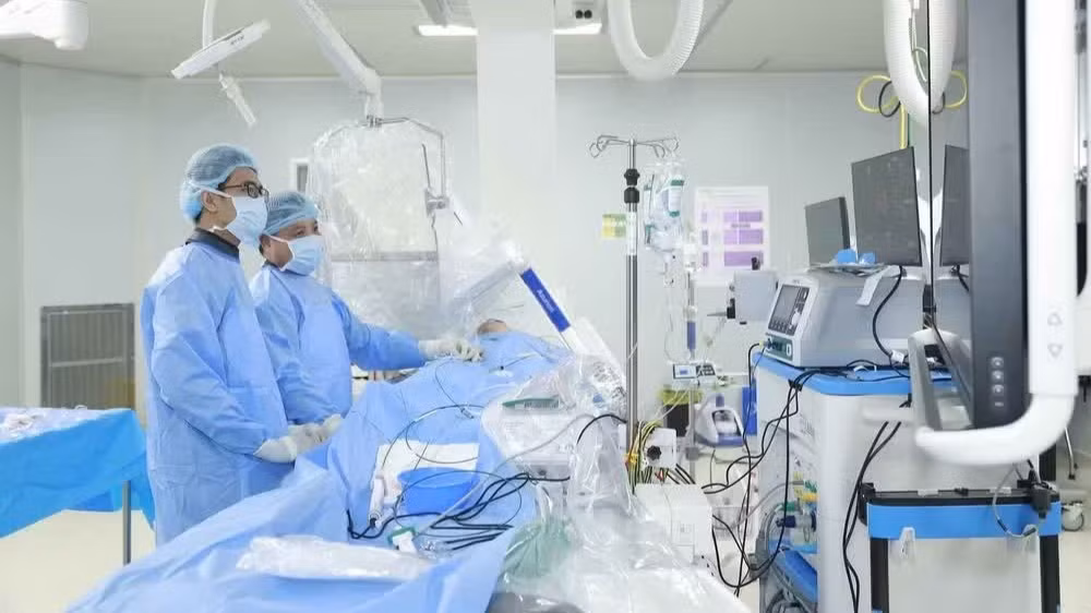 Tiến sĩ, bác sĩ Vũ Văn Bạ và ê-kíp làm chủ công nghệ lập bản đồ 3D trong phẫu thuật điều trị loạn nhịp tim. (Ảnh: THU HOÀI)