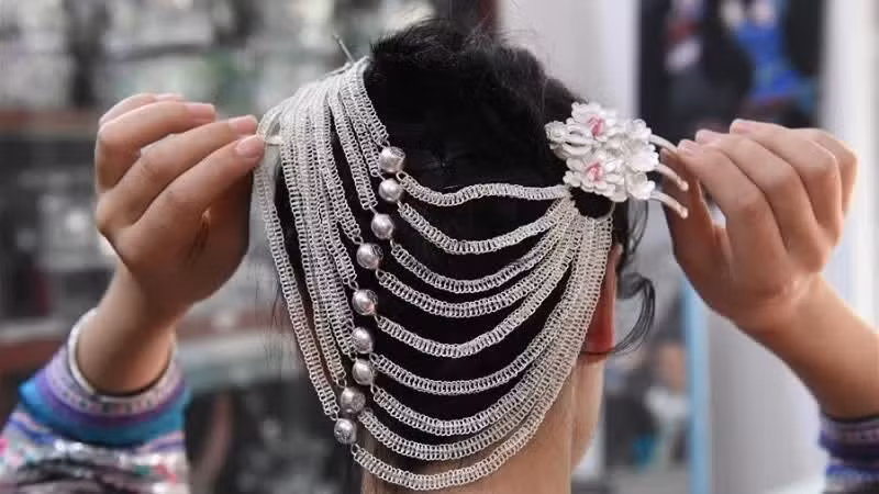 Phụ nữ dân tộc Miêu, Trung Quốc thường đeo những món trang sức bạc được chế tác cầu kỳ để làm đẹp và thể hiện nét văn hóa truyền thống của dân tộc mình. (Ảnh: Tân hoa xã)