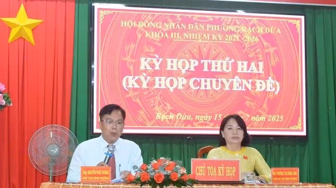 Chủ tọa kỳ họp điều hành phần thảo luận nội dung các nghị quyết.