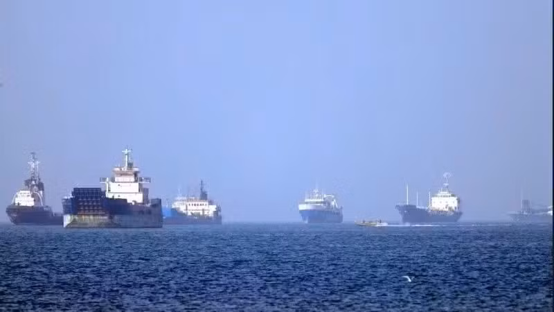 Tàu thuyền vận chuyển trên eo biển Hormuz. (Ảnh: THX/TTXVN)