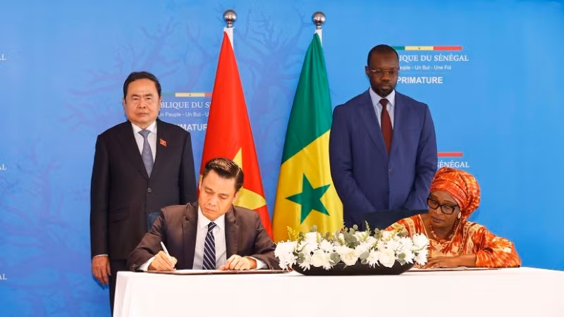 Chủ tịch Quốc hội Trần Thanh Mẫn và Thủ tướng Senegal Ousmane Sonko chứng kiến Bộ Ngoại giao Việt Nam và Bộ Hội nhập châu Phi và Ngoại giao Senegal ký kết Bản ghi nhớ về hợp tác. (Ảnh: TTXVN)