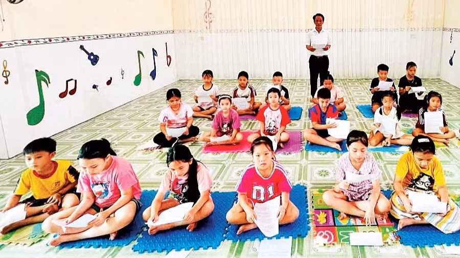 Nghệ nhân Ưu tú Ngô Trí Minh truyền dạy dân ca ví, giặm cho các em nhỏ.