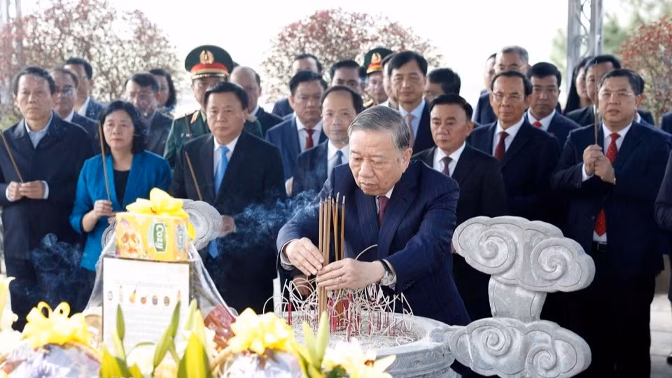Tổng Bí thư Tô Lâm và đoàn công tác Trung ương dâng hoa, dâng hương tưởng niệm Tổng Bí thư Trần Phú tại Hà Tĩnh. (Ảnh: Thống Nhất/TTXVN)